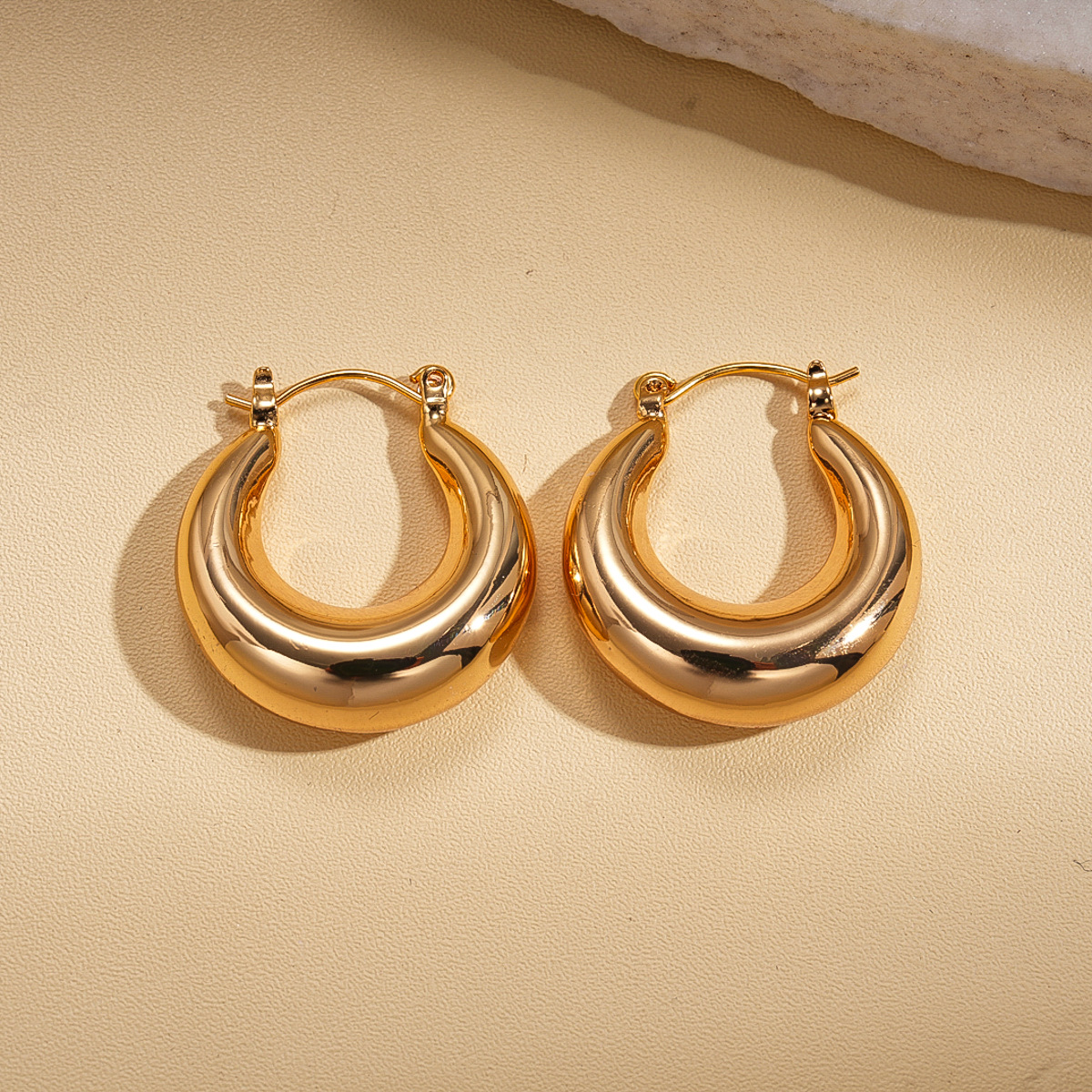 18k oro real galvanizado Europa y América simple geométrica perfiles de orejas redondas de moda transfronteriza universal nicho de alta calidad pendientes de mujer