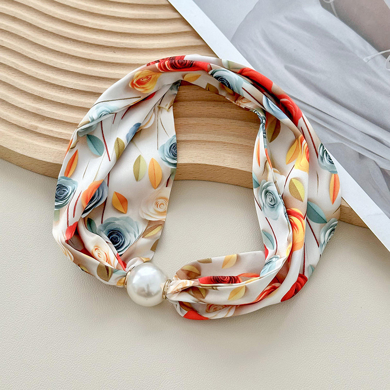 Bufandas de seda para mujeres 2025 nueva alta sensación de decoración bufandas de cuello collar de perlas cadena clavícula bufandas de seda de absorción al por mayor