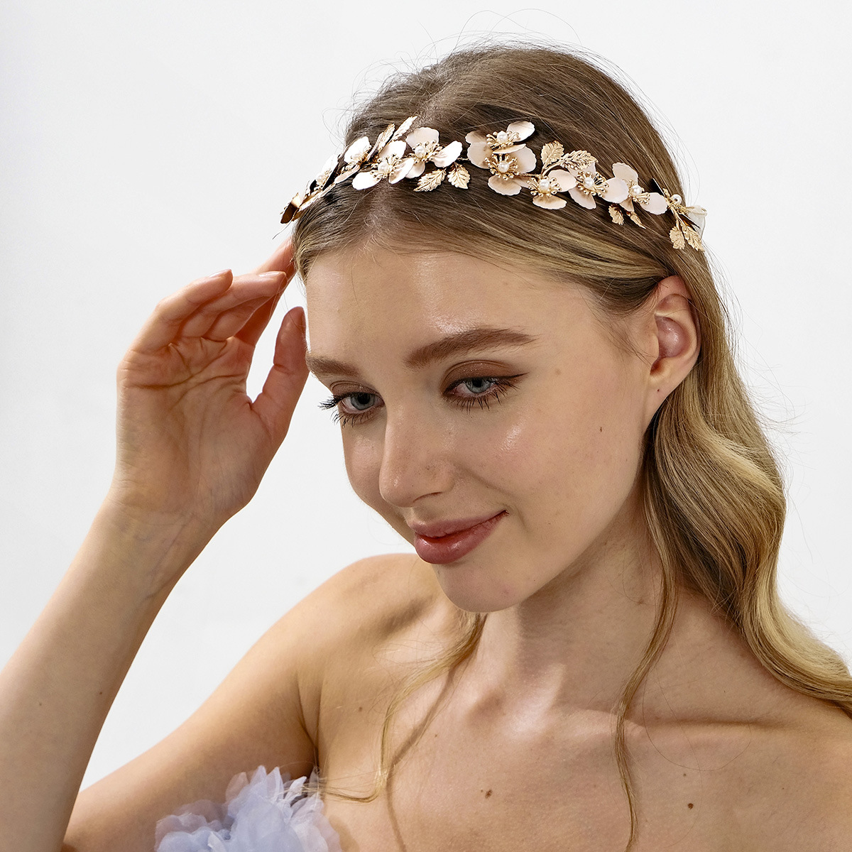 レトロな高貴な金色の花びらのヘッドバンド手織りソフトヘアフープフォレストスタイルホリデーヘアアクセサリーエスニックスタイルブライダルヘッドドレス