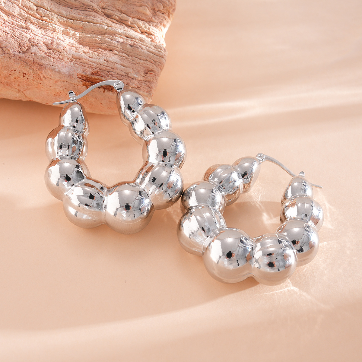 Europa y los Estados Unidos metal brillante superficie irregular nicho de pendientes de alta sensación única temperamento de moda personalidad pendientes mujeres