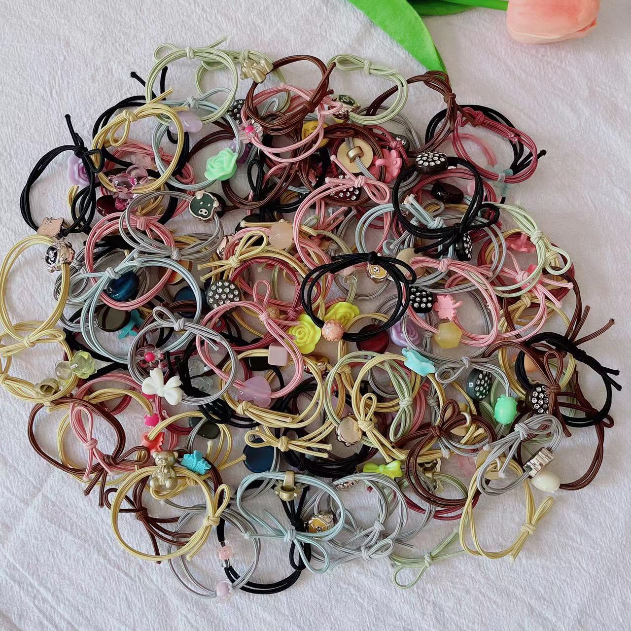 100 mezclado pelo lazo cuerda al por mayor banda de goma femenina carta de caramelo arco banda de pelo Simple temperamento lindo cola de caballo