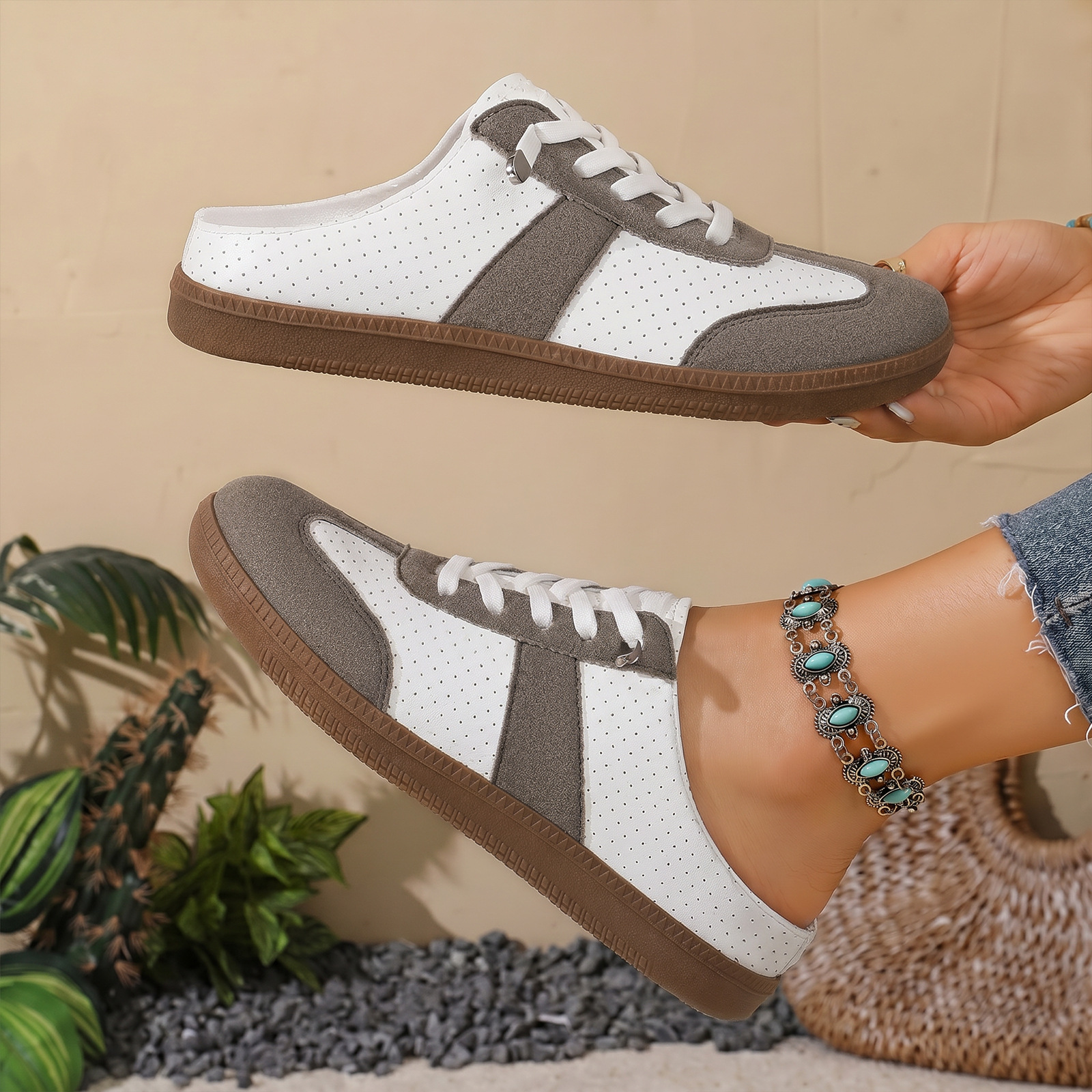 Zapatos de verano transfronterizos de mujer agujero de ventilación de la cabeza de lazo medio arrastrado de color con base suave zapatos perezosos de estilo de viaje ocio