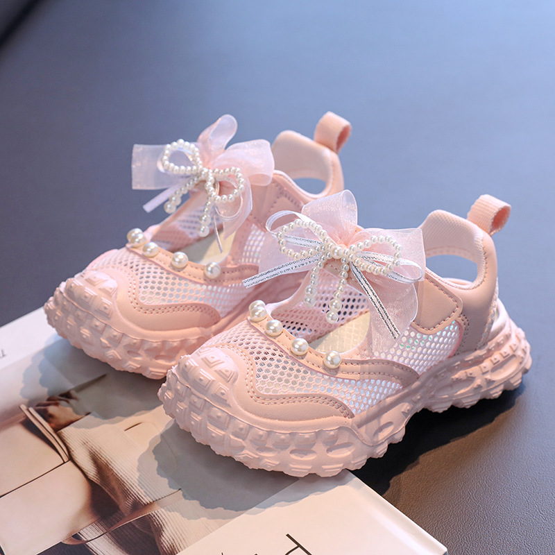 Sandalias deportivas de malla hueca para niñas, novedad de verano 2026, zapatillas versátiles para niños con lazo de perlas y malla.