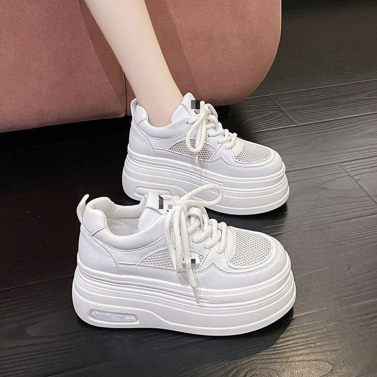 Zapatos blancos de altura de suela gruesa para mujeres 2026 nuevos zapatos transpirables de malla de verano para mujeres ligeros zapatos muffins casuales