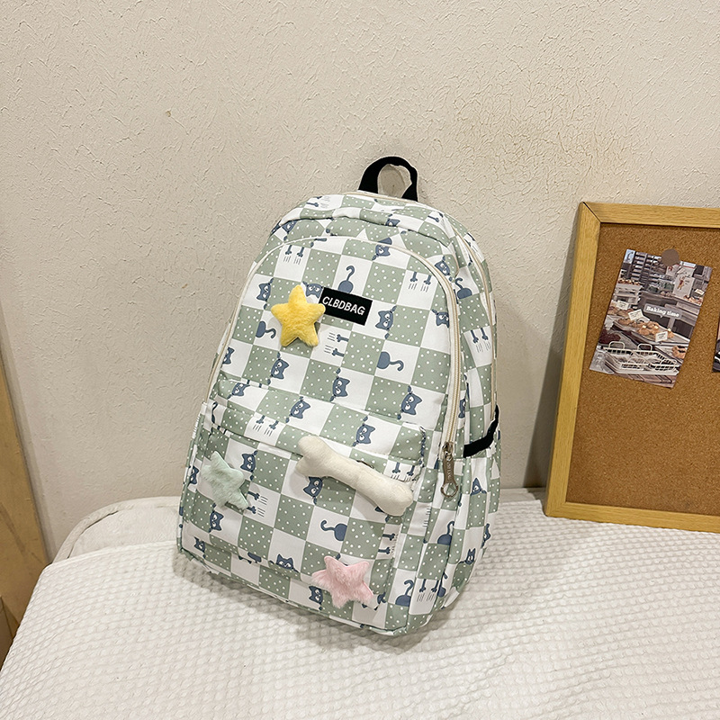 Los nuevos estudiantes de secundaria son ligeros y llevan la versión coreana de la mochila de hombro femenino. los estudiantes del campus de gran capacidad tienen mochilas de moda.