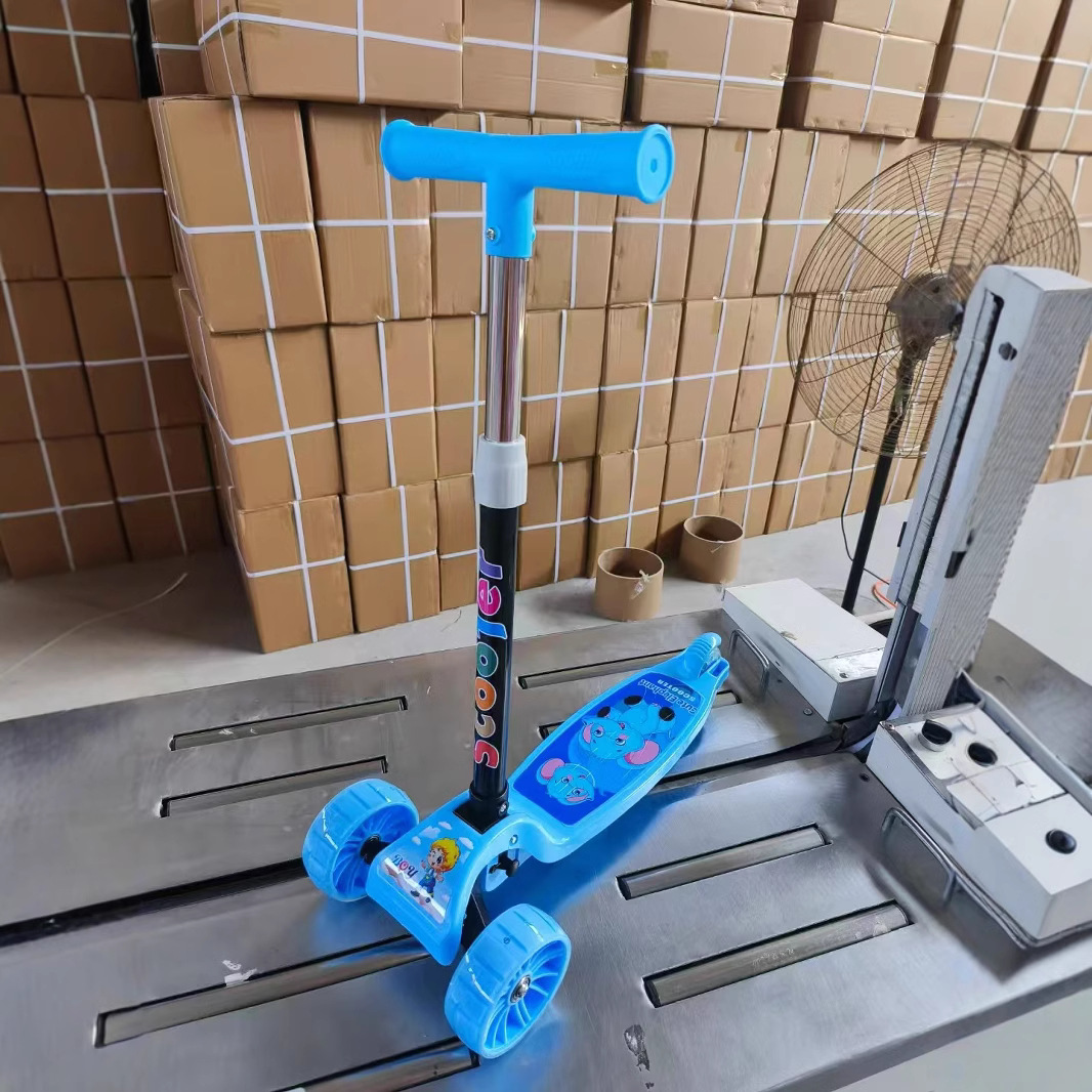 Scooter para niños, scooter de cuatro ruedas, niño de 1 a 5 años, scooter de flash plegable de cuatro ruedas, bicicleta única para bebé