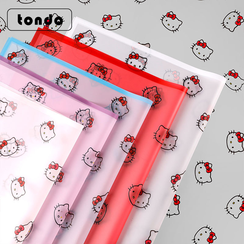 Papel de envoltorio floral Hello Kitty con borde mate, estilo romántico, ideal para regalos o flores.