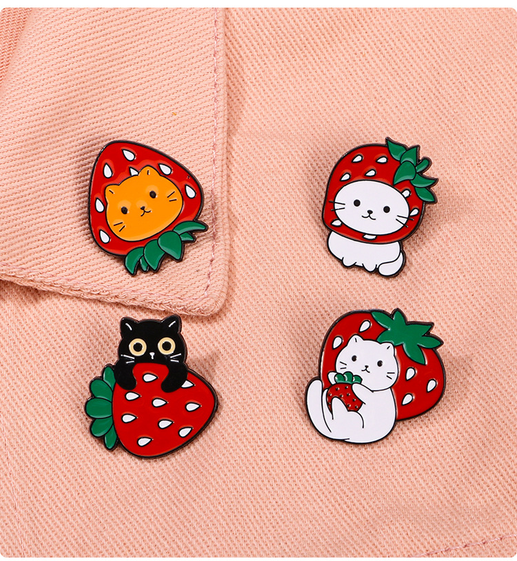 Style De Bande Dessinée Chat Fraise Alliage Émail Unisexe Broches display picture 4