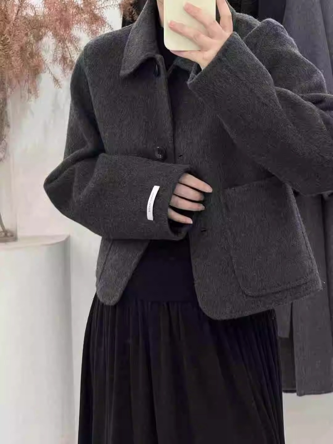 짙은 회색