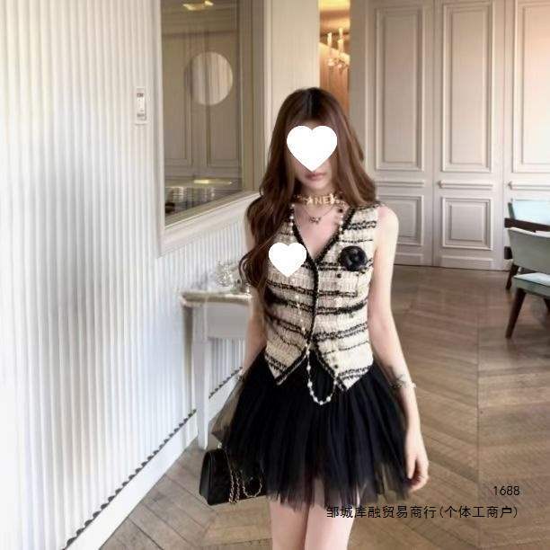 Chanel-style short vest top for women, new summer collection, elegant and versatile, with a vintage tweed V-neck design