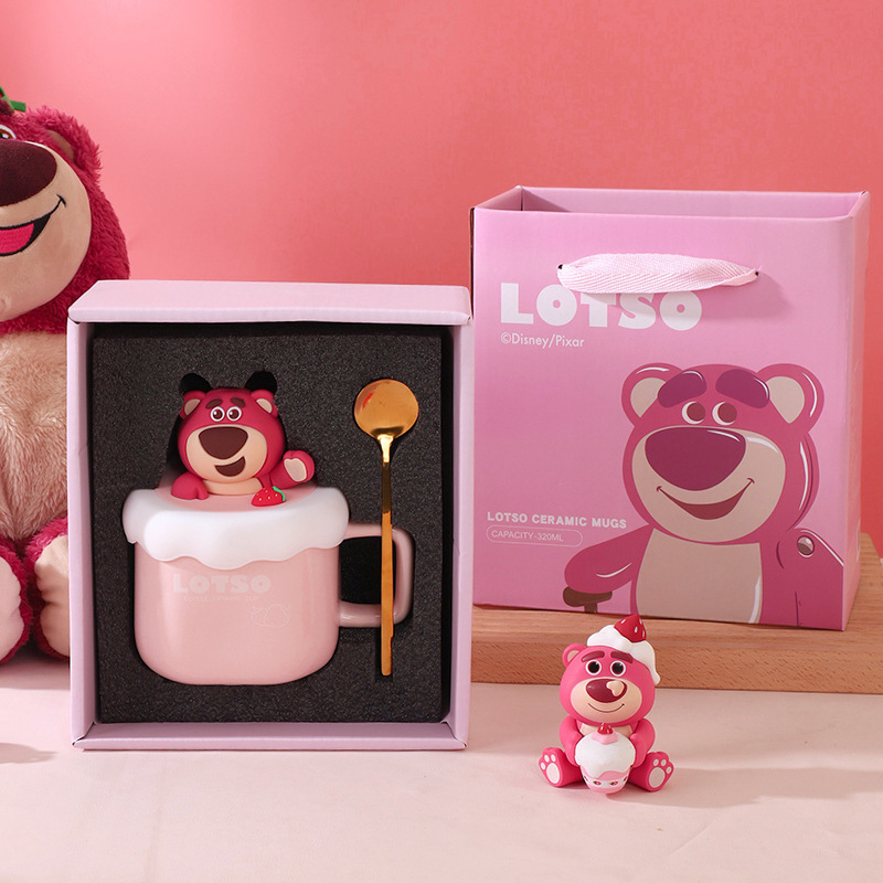 Disney Strawberry Bear Water Taza de dibujos animados Taza de cerámica caja de regalo de alto valor con tapa de taza de mano Regalo de envío libre