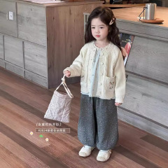 女の子フレンチスイートスーツ2025秋の新スタイル子供ニットセーター花柄パンツボトリングシャツ3点セット
