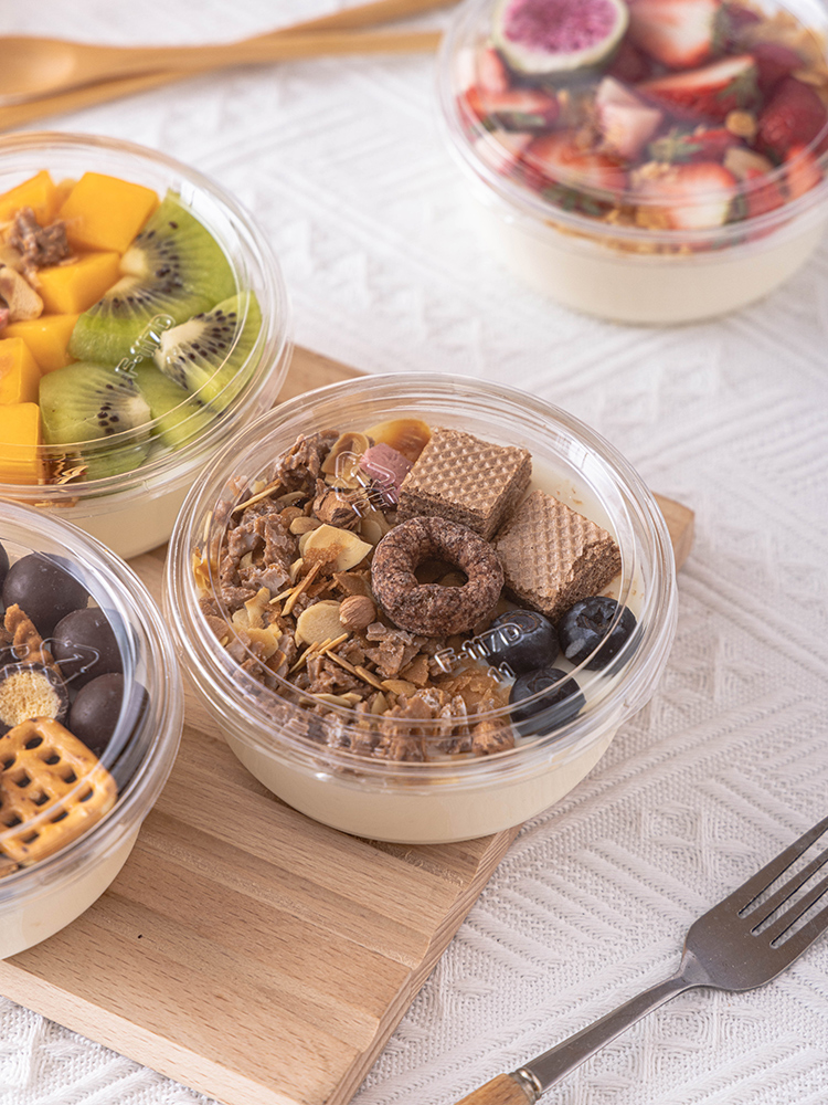Taza de yogur en frío, arroz, pudín, leche de coco, grano de trigo, fruta, tazón transparente, pastel horneado, caja de embalaje de plástico