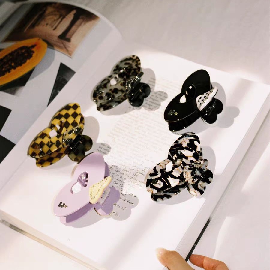 Tagi. Heart-Shaped Diamond Acrylic Hollow Hair Clip Cute Seamless Shark Hair Claw