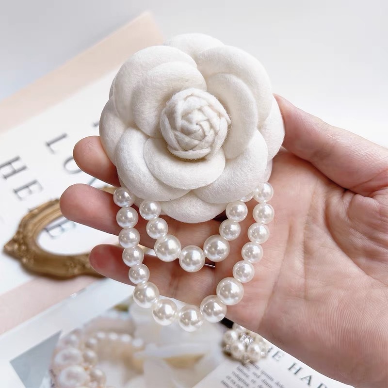 Spilla camelia vintage con perline di perla nero e bianco_voghion.com