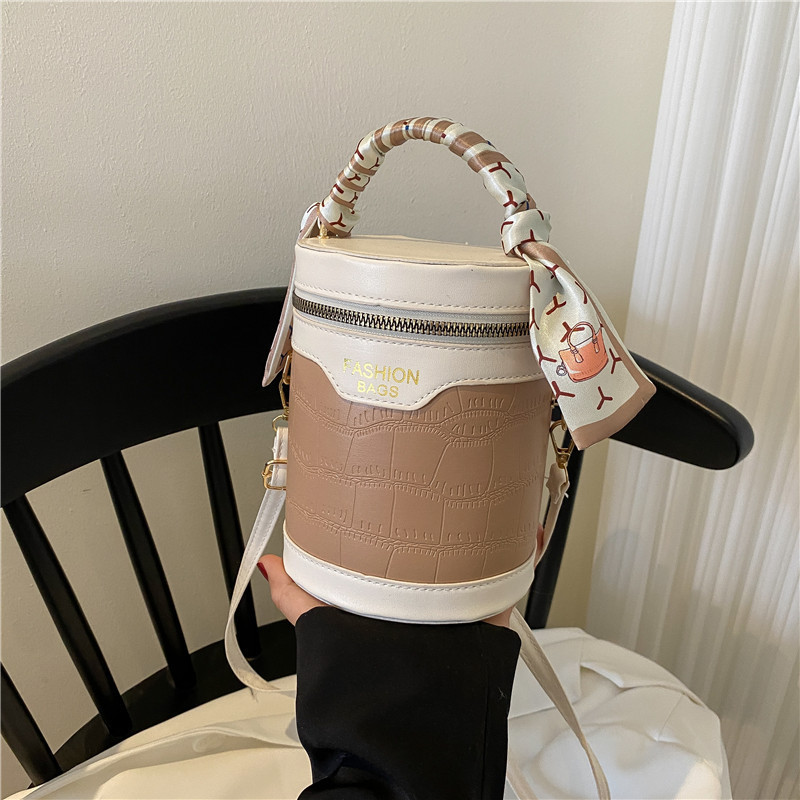 Bolso cilíndrico pequeño femenino 2022 nuevo patrón de cocodrilo moda simple bolso de mano personalizado coreano bufanda de seda bolso de mensajero