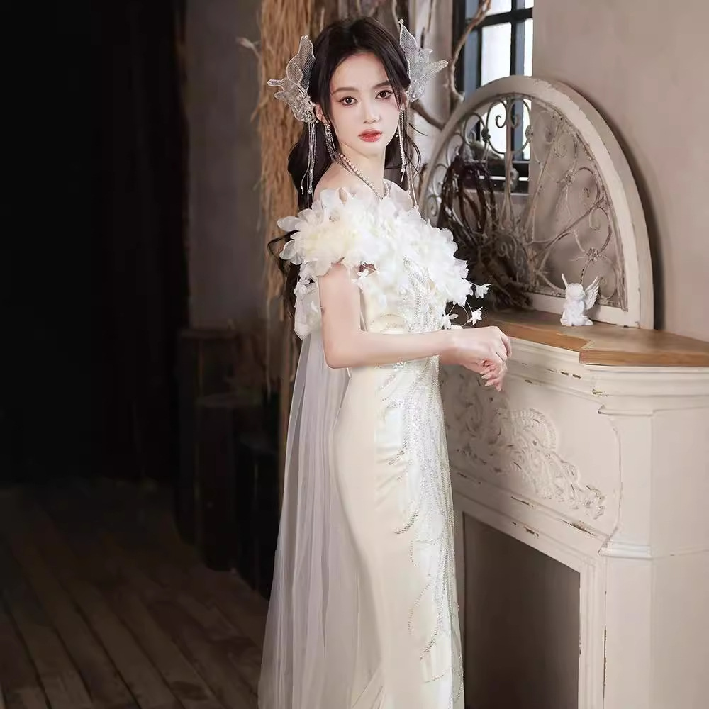 Vestido de noche súper elegante, estilo de lujo ligero, nuevo modelo 2025, vestido de fiesta con un solo hombro y cola de pez, elegante y de estilo transfronterizo, blanco.