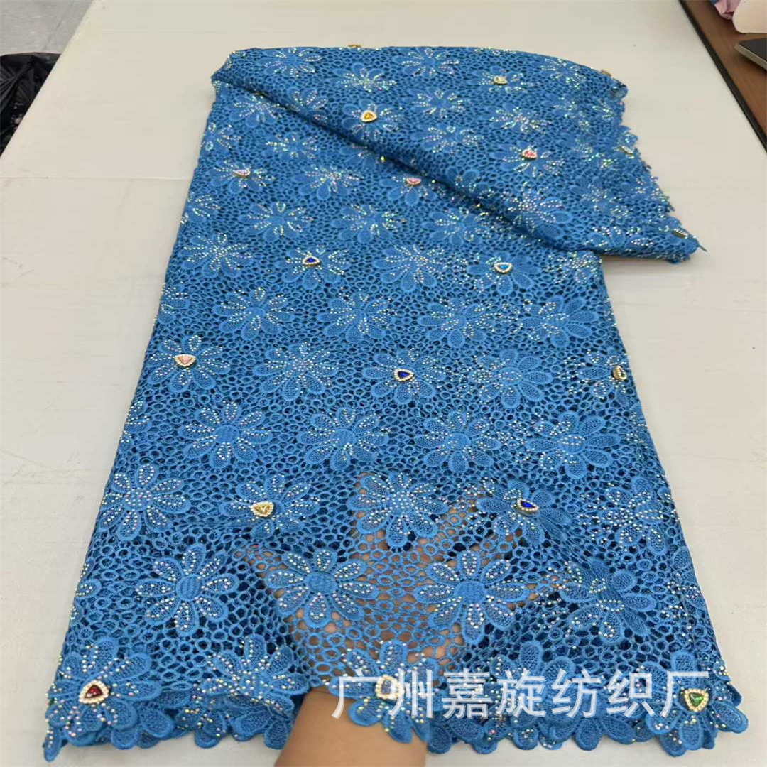 Tela de encaje africano de colores mezclados con bordado de flores huecas, pedrería y diamantes grandes, soluble en agua, para ropa de mujer.