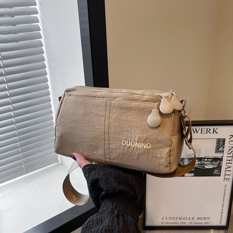Quality capacious one-shoulder bag for leisure