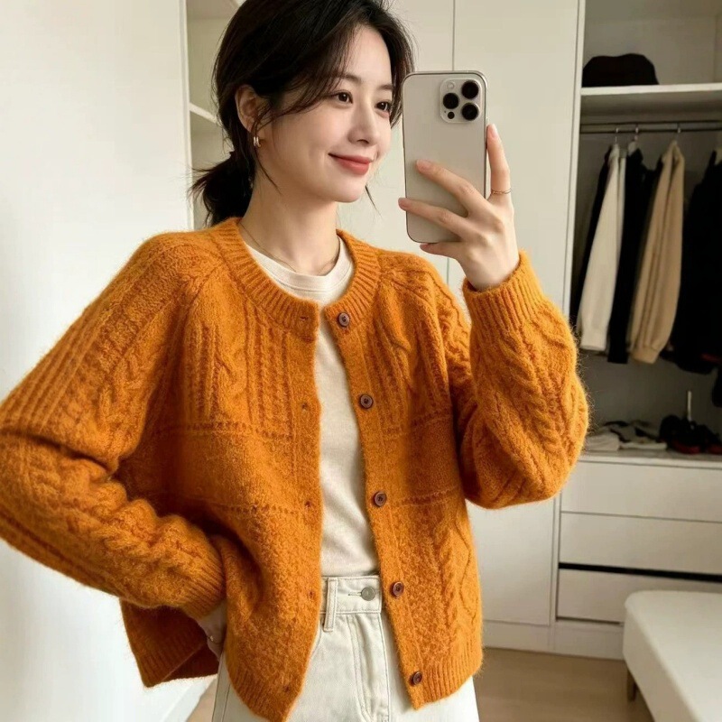 Korean-style chic knitted cardigan for women, new autumn/winter collection, youthful and versatile, featuring a jacquard knit design, perfect for creating stylish outfits