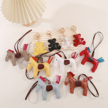 新款卡通pu花纹小熊钥匙扣挂件可爱马年皮革小马手绳车载挂饰批货