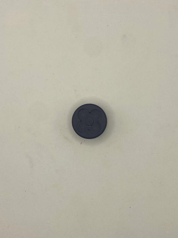 靴のカジュアルシューズの靴の飾りのアルファベットのアクセサリーの白い靴の流行はプラスチックの靴のボタンのメーカーの直接の部品を配合します。|undefined