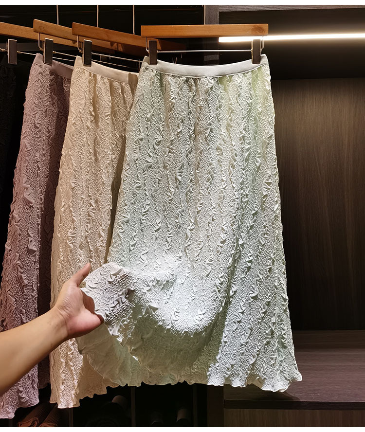 Chân váy xếp ly nữ cạp cao dáng chữ A, vải hoa văn ép hoa, thun lưng co giãn, suông rủ nhẹ — màu đen, Xanh lá cây nhạtcolor, Hồng ngó sen, màu mơ chi tiết 1