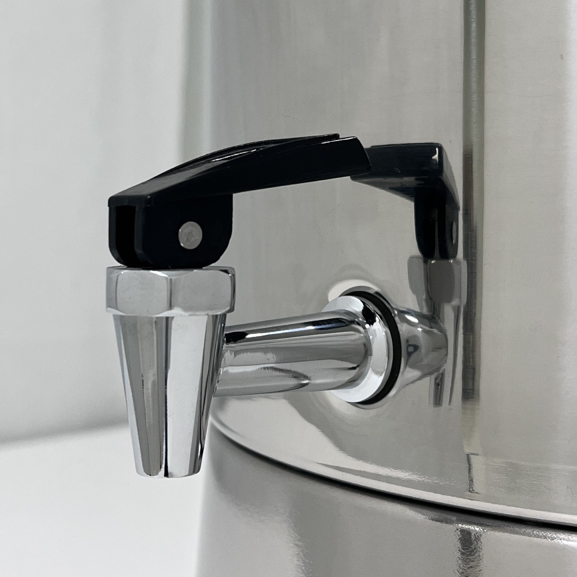 Los fabricantes suministran una gran cantidad de baldes de agua fría de acero inoxidable con grifo, baldes para beber, baldes de té con tapa y regla de agua