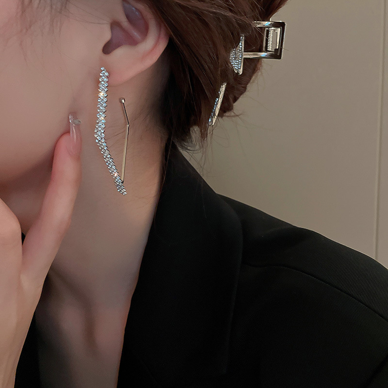 Pendientes redondos con aguja de plata retro estilo de Hong Kong goteo de aceite Pendientes de temperamento de nicho Pendientes de sentido avanzado femenino de verano ligero de moda