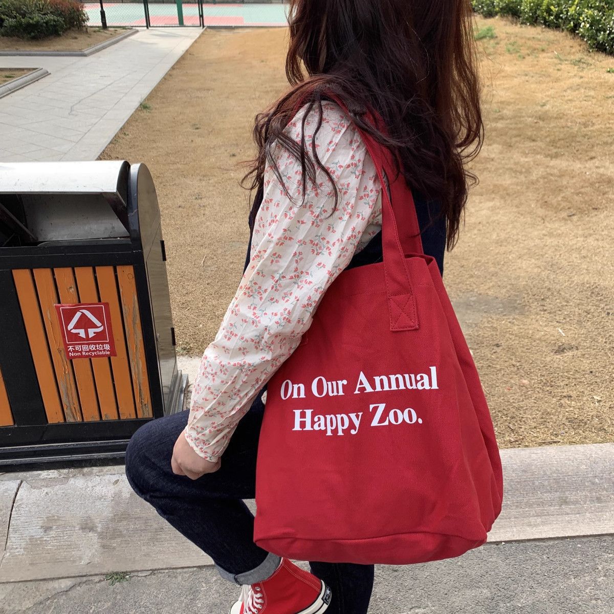 Red personalized casual tote bag, niche letter single-shoulder bag, mommy bag, retro large-capacity commuting canvas bag Item Picture