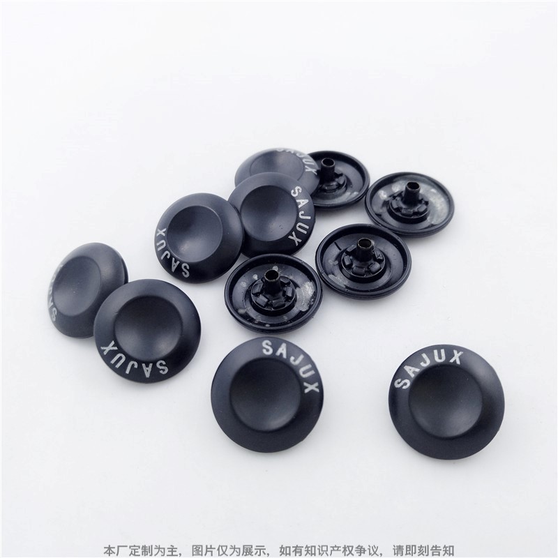 可定制专属标识简洁大气内弧四合扣 英文字母图案点缀羽绒服扣