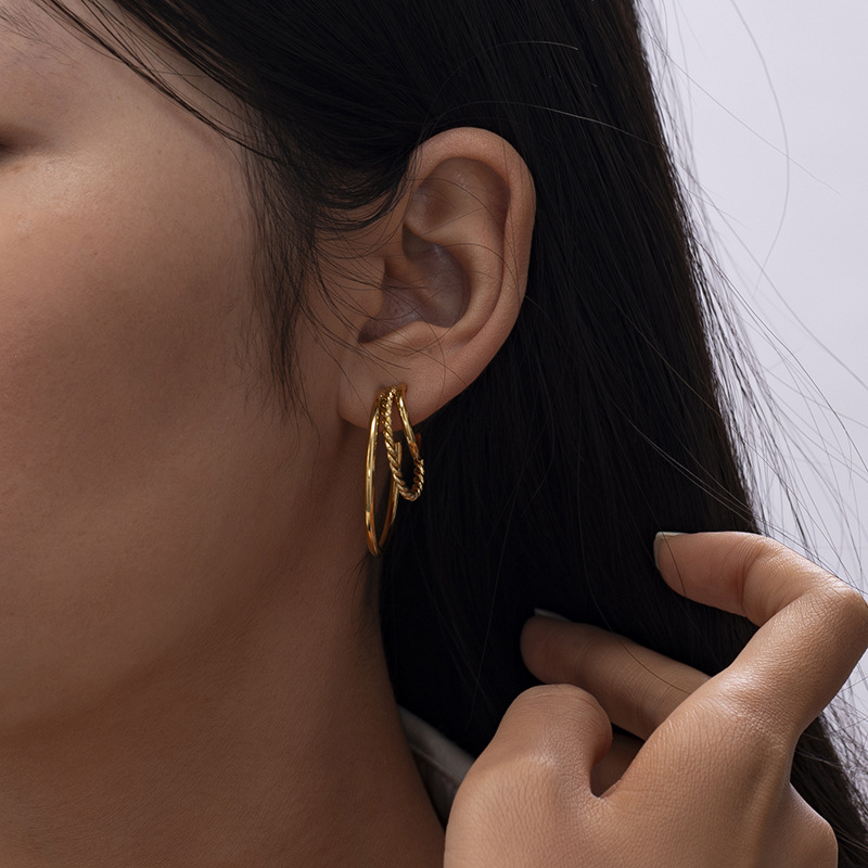 Taina Omeiins aretes de acero inoxidable multicapa en forma de C de tres capas de geometría de aretes de acero inoxidable minimalistas