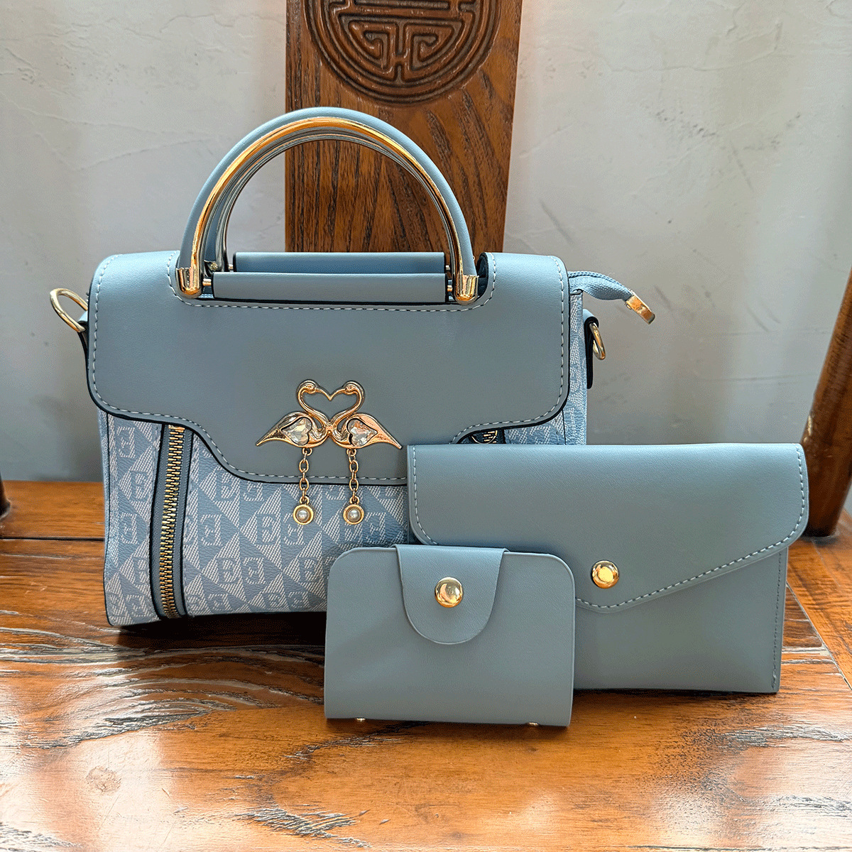 하늘색 + 작은 가방