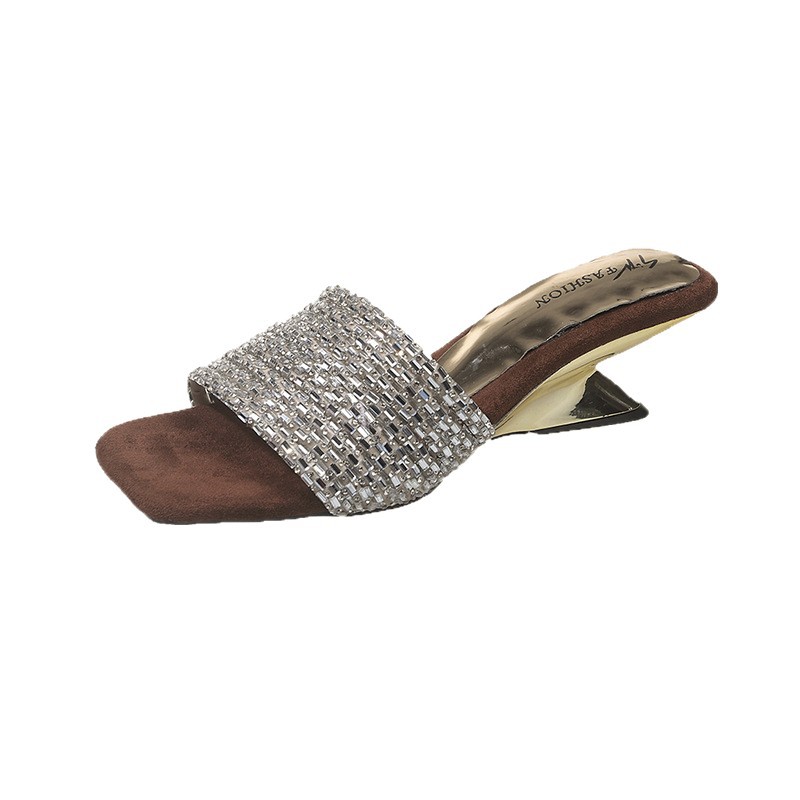 Miqiu hermosas sandalias de arrastre de una sola palabra para mujer, ropa exterior de verano 2025 nuevo estilo, sandalias y pantuflas de tacón alto con correa de diamantes de imitación