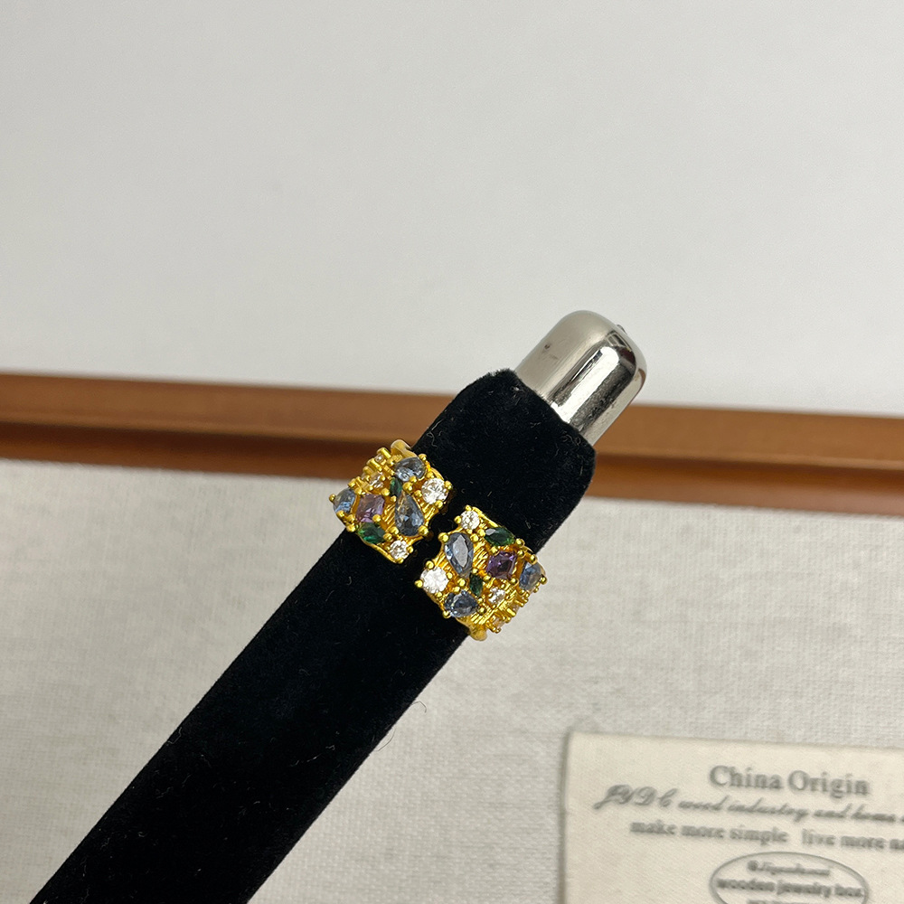 Funkelnder Ring für Damen, mit romantischem Flair gefertigt. Elegant und komfortabel, entworfen, um Ihren Charme zu unterstreichen. Ein dezentes und dennoch atemberaubendes Schmuckstück für Verabredungen._voghion.com
