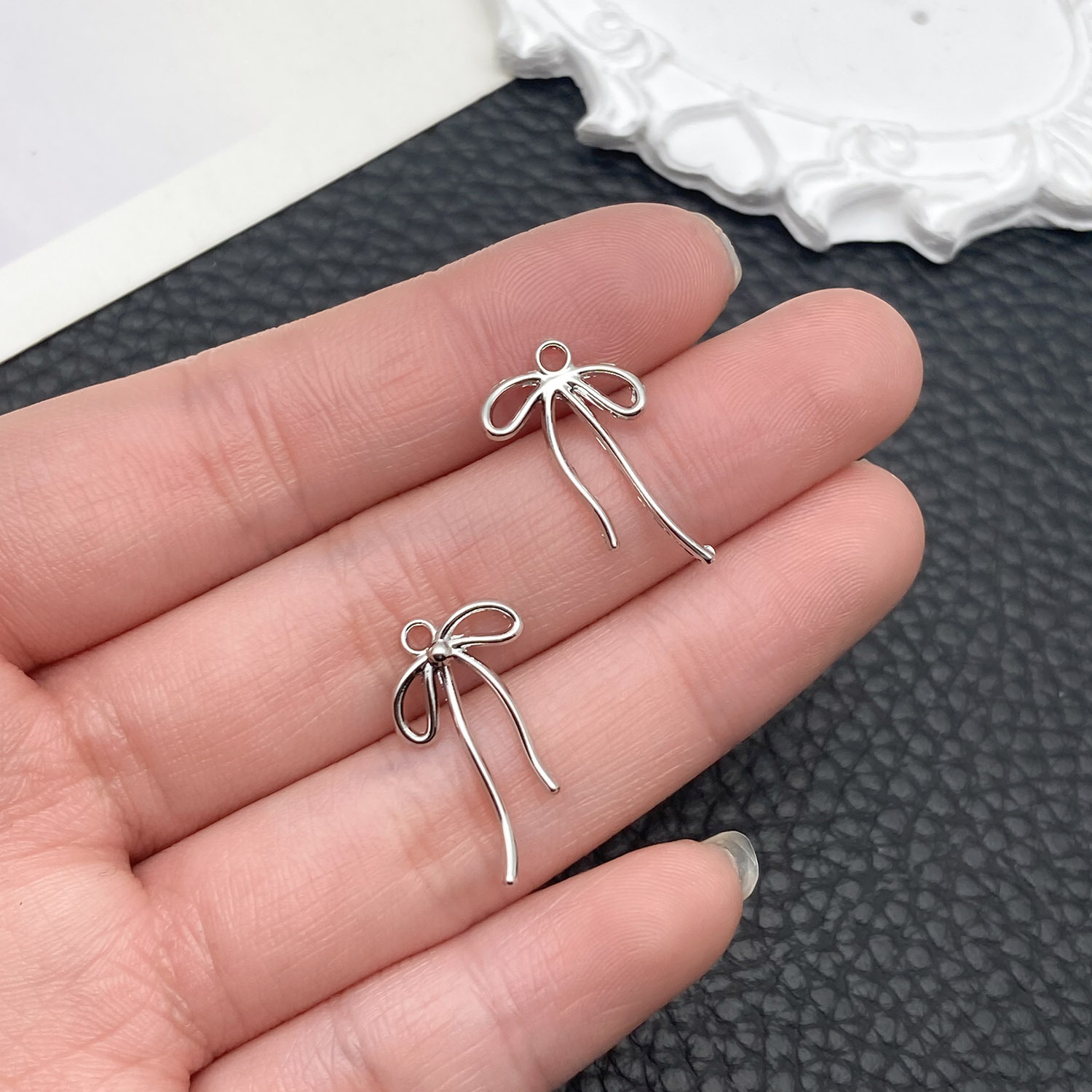 21399-DL-白k保色锌合金蝴蝶结20x12mm-0.4