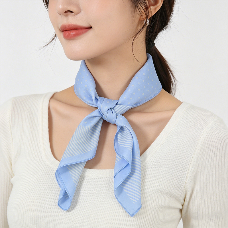 Pañuelo cuadrado pequeño decorativo estampado de 70 cm, imitación seda, lunares azules, versátil para atuendos profesionales, elegante pañuelo de seda al por mayor. image 4