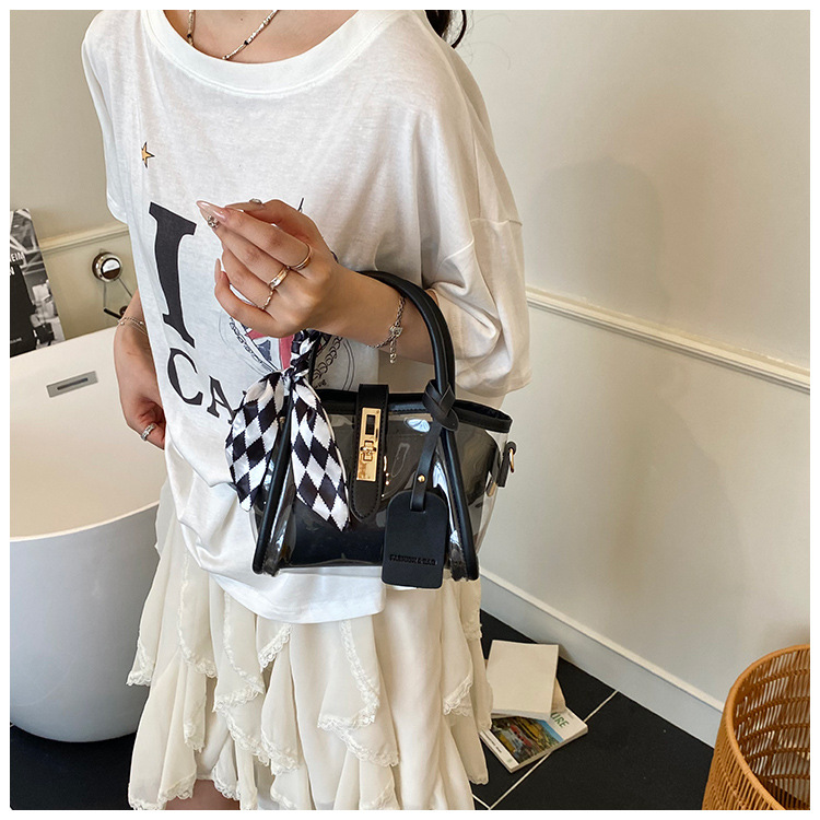 This year's popular women's handbag features a new, stylish and versatile hand-held crossbody bag with a Korean niche design and a bucket bag undefined