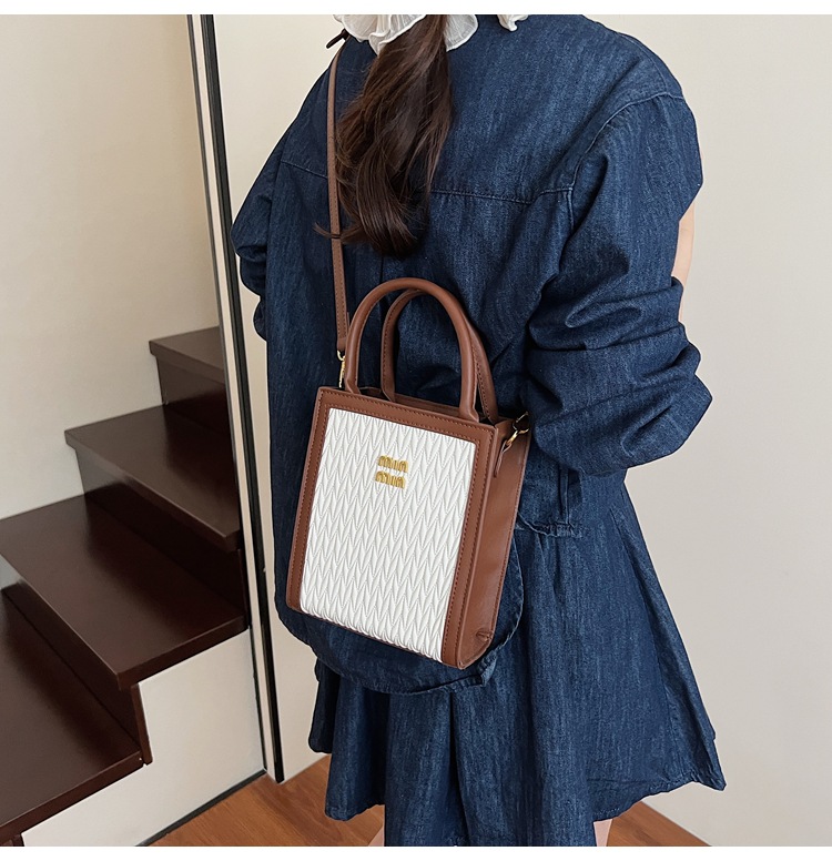 This year, the "Small Bag Women 2025" new trendy summer fashion, versatile and niche design hand-held shoulder crossbody bag is in vogue undefined