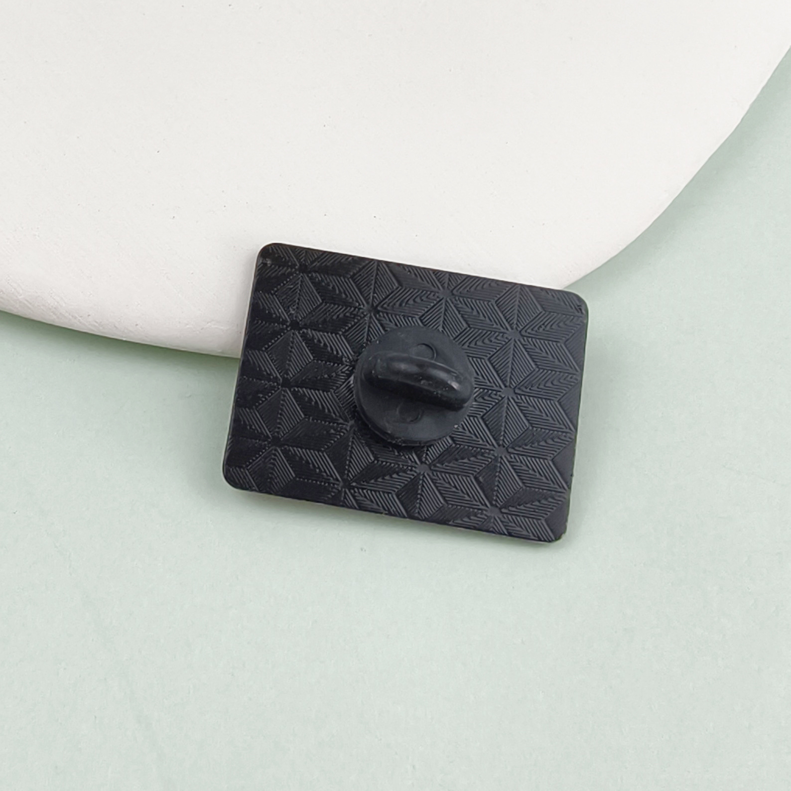 Broche de aleación geométrica creativa Lema de letras en inglés europeo y americano Accesorios de moda Insignia de ropa Pin de cuello Punto transfronterizo