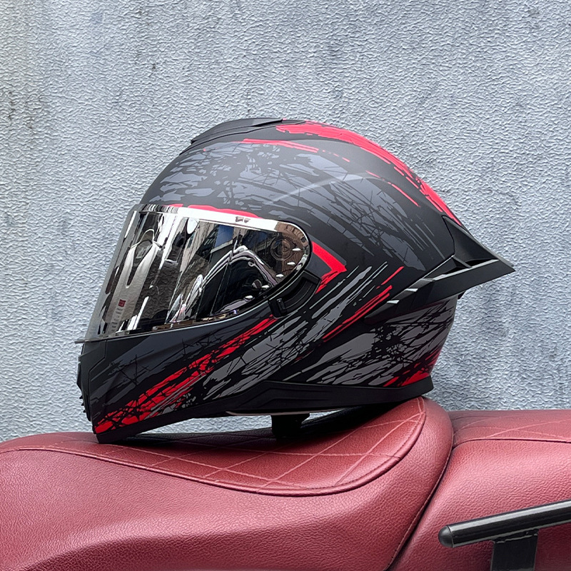 오로라 실버가 있는 빨간색 폭발 현장