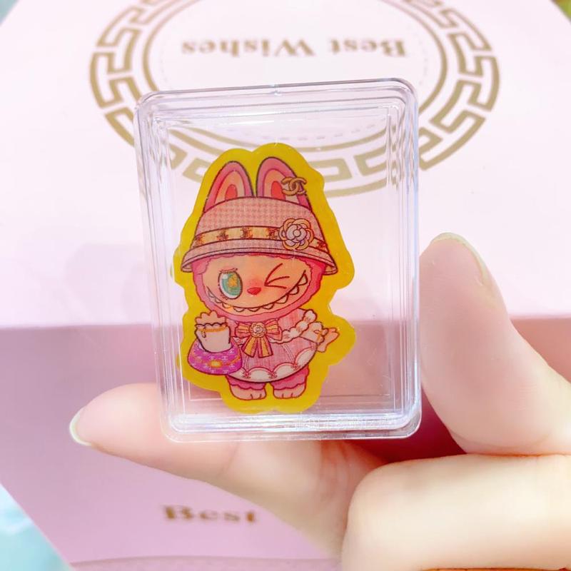 ラブブ labubu 携帯電話ステッカー 2mg 漫画かわいい新年幸運の色金フレーク水貝 999 純金卸売|undefined