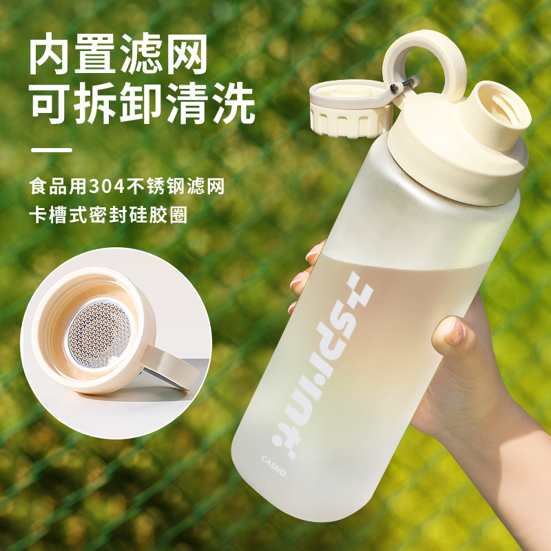 Taza de agua para hombres de gran capacidad de verano resistente a caídas resistente a altas temperaturas para mujeres con tabique de té de plástico portátil 2025 nueva taza deportiva