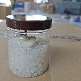 厂家批发 带红虫夹皮筋 垂钓用品批发桶装皮筋带蚯蚓活饵夹子