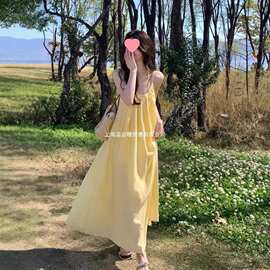 度假风黄色吊带连衣裙女装夏季海边穿搭裙子宽松减龄A字裙长裙子