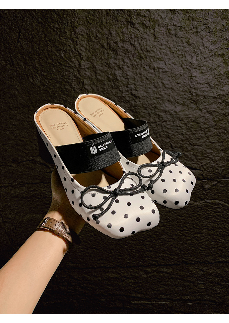 Mule nữ gót thấp hở gót trơn phong cách Pháp – nơ bướm chấm bi, mũi nhọn, gót 7 cm — Đen (lông cừu lộn), Chấm bi trắng (da bò) chi tiết 17