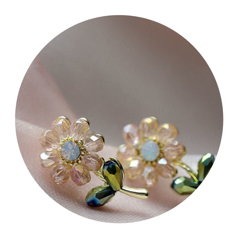 Korea Fresh Crystal Flower Stud Earrings Creative Wild Petals Earrings display picture 6