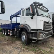 重汽豪沃后八轮随车吊6X4工程起重运输车工程建材吊装运输一体车