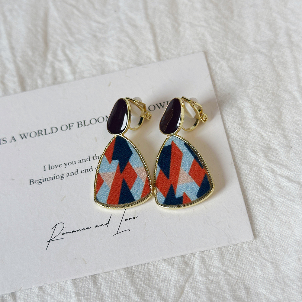 Versión coreana del clip para la oreja sin orejas de la celebridad de Internet clip para la oreja triangular con incrustaciones de diamantes de alta calidad Pendientes de Yiwu de temperamento simple femenino al por mayor