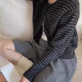 2026秋冬新款韩系复古条纹开衫女宽松慵懒风圆领长袖显瘦纯羊毛衫